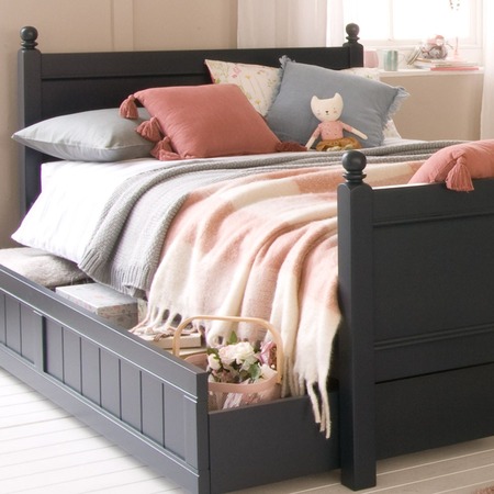 The Trend for Dark Beds and Furniture 