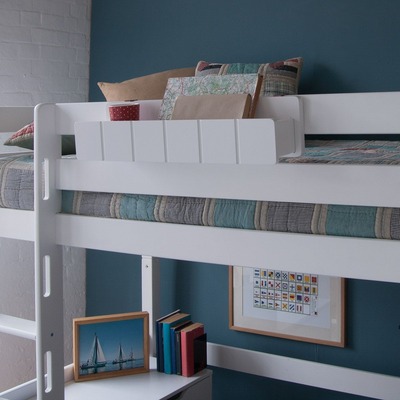 HOOK ON SHELF FOR KIDS BEDS 