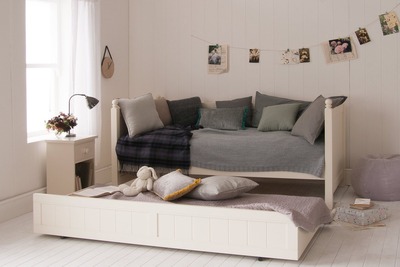 white day bed with roll out trundle underneath
